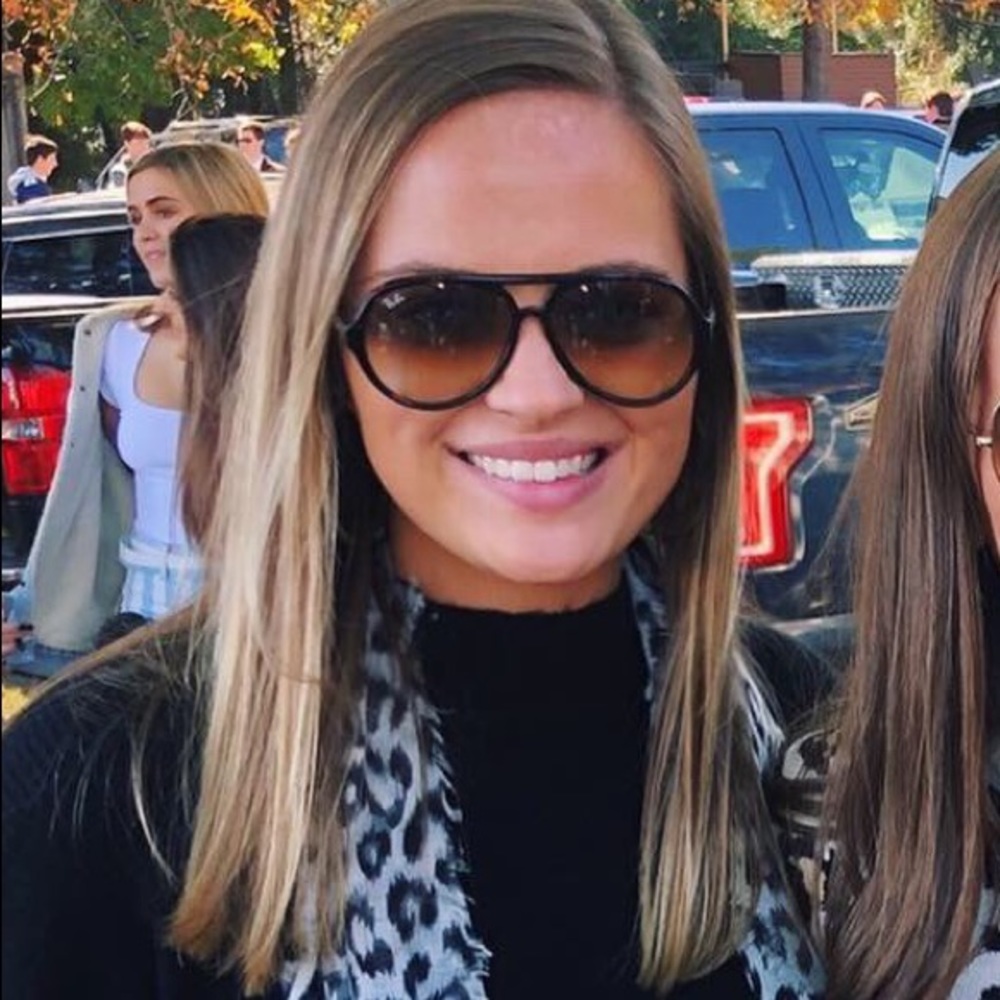 Meet your Posher, Elizabeth